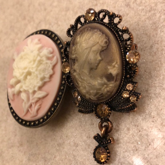 Vintage style cameo rings!! Sold as a pair! 💖💖 - Picture 2 of 5